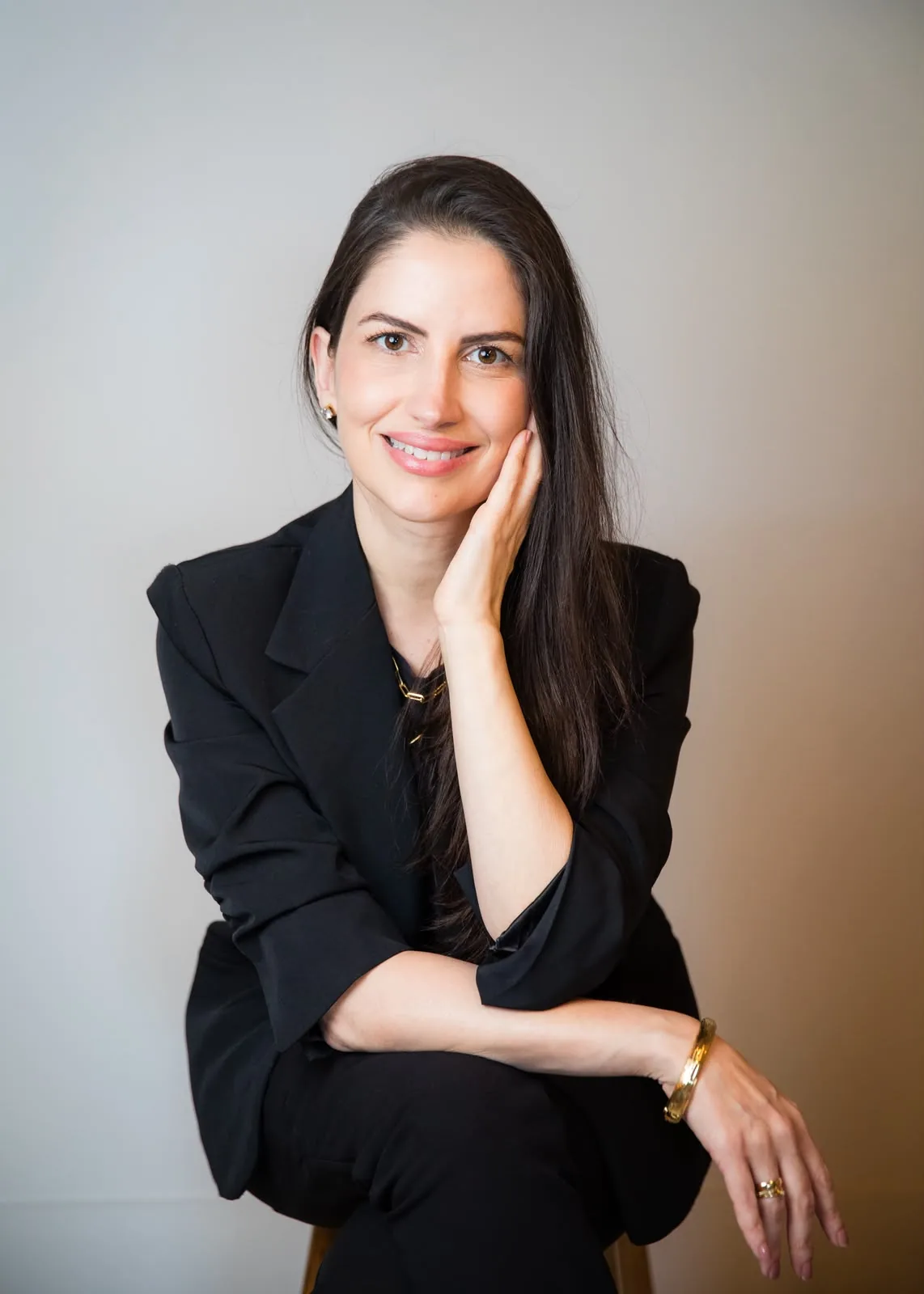 Dra. Renata Pina Barata, cardiologista no Rio de Janeiro, de blazer preto