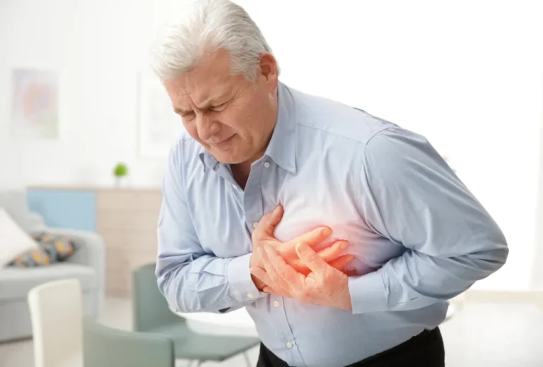 Homem com a mão sobre o peito sentindo o coração
