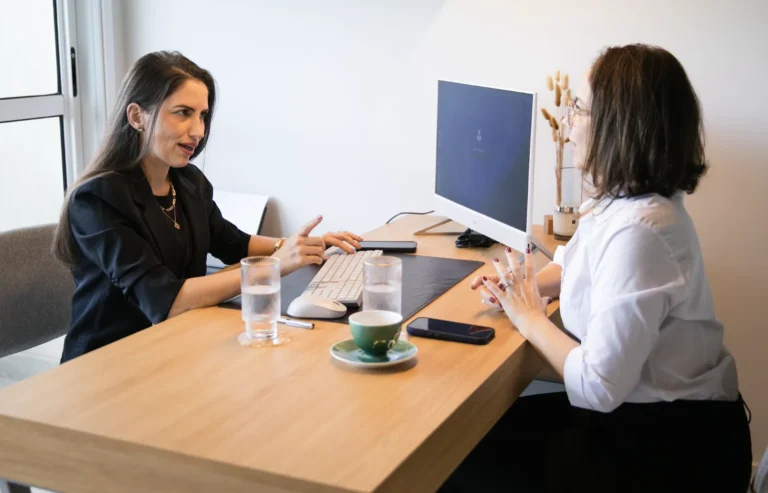 Consulta médica com paciente à mesa do consultório